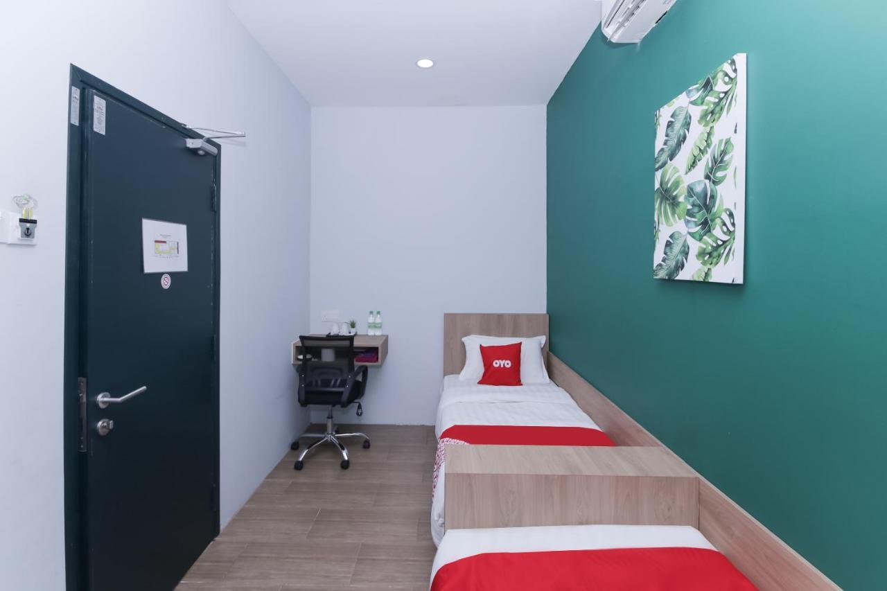 Oyo 90399 Green Home Hotel Syariah Sepang Bagian luar foto