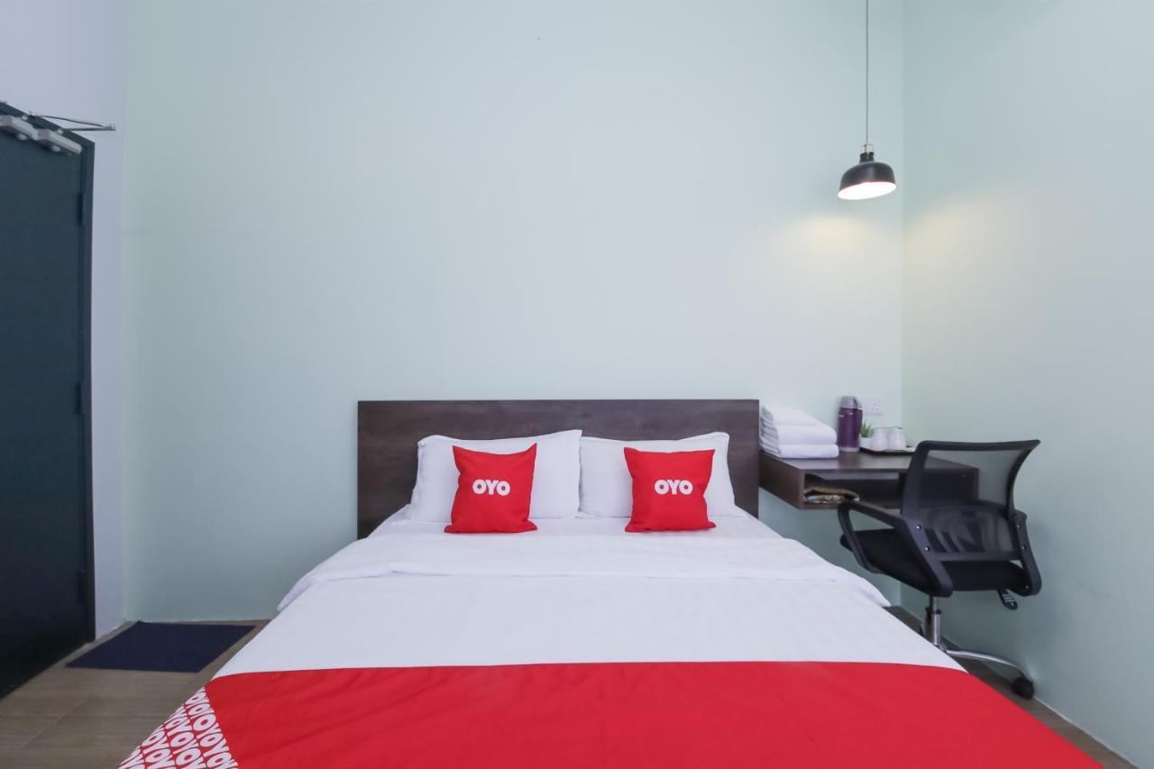 Oyo 90399 Green Home Hotel Syariah Sepang Bagian luar foto