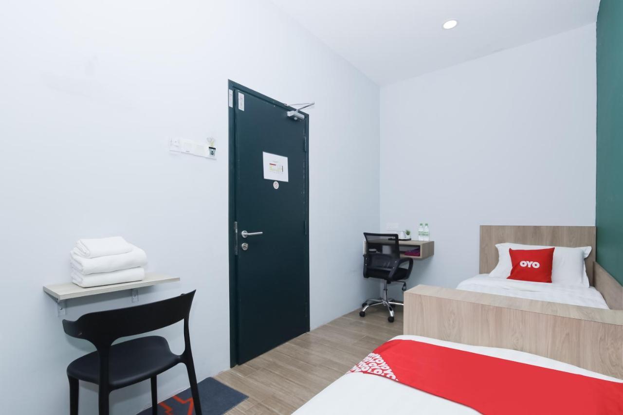 Oyo 90399 Green Home Hotel Syariah Sepang Bagian luar foto
