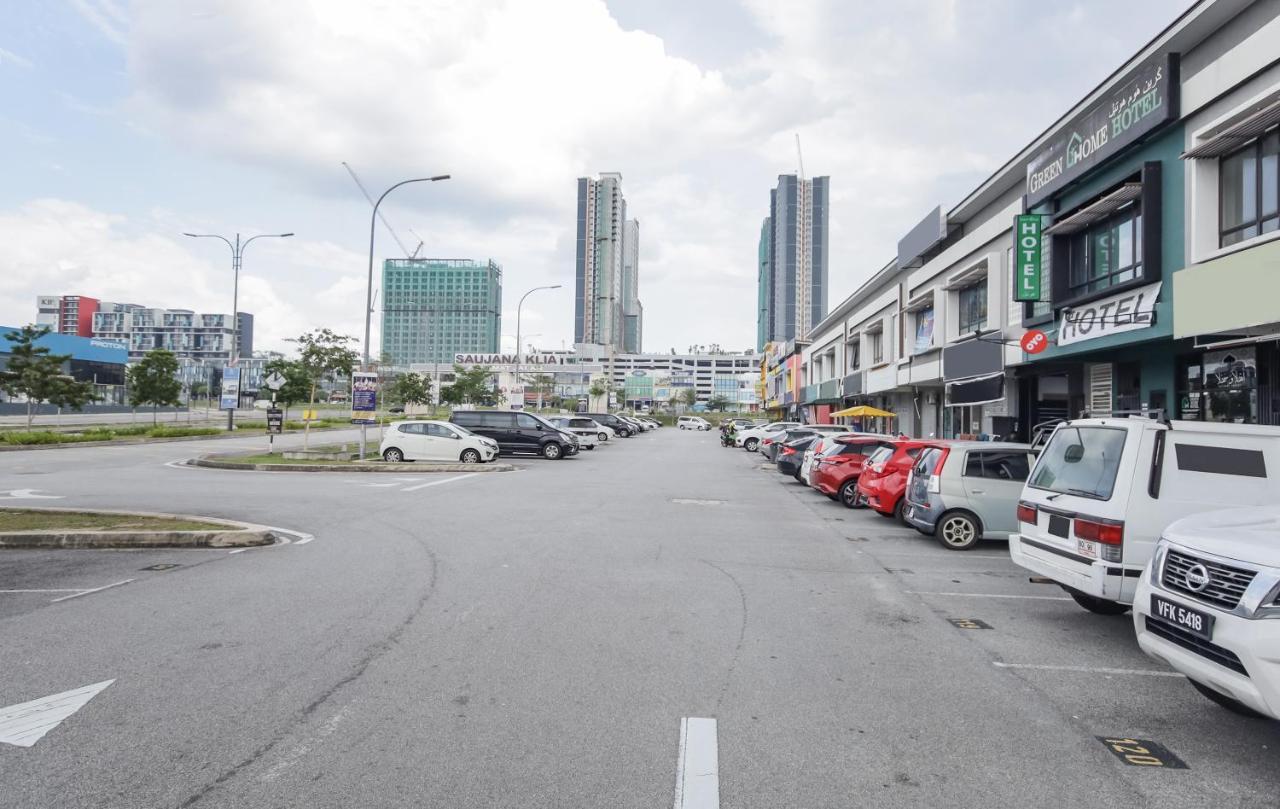 Oyo 90399 Green Home Hotel Syariah Sepang Bagian luar foto