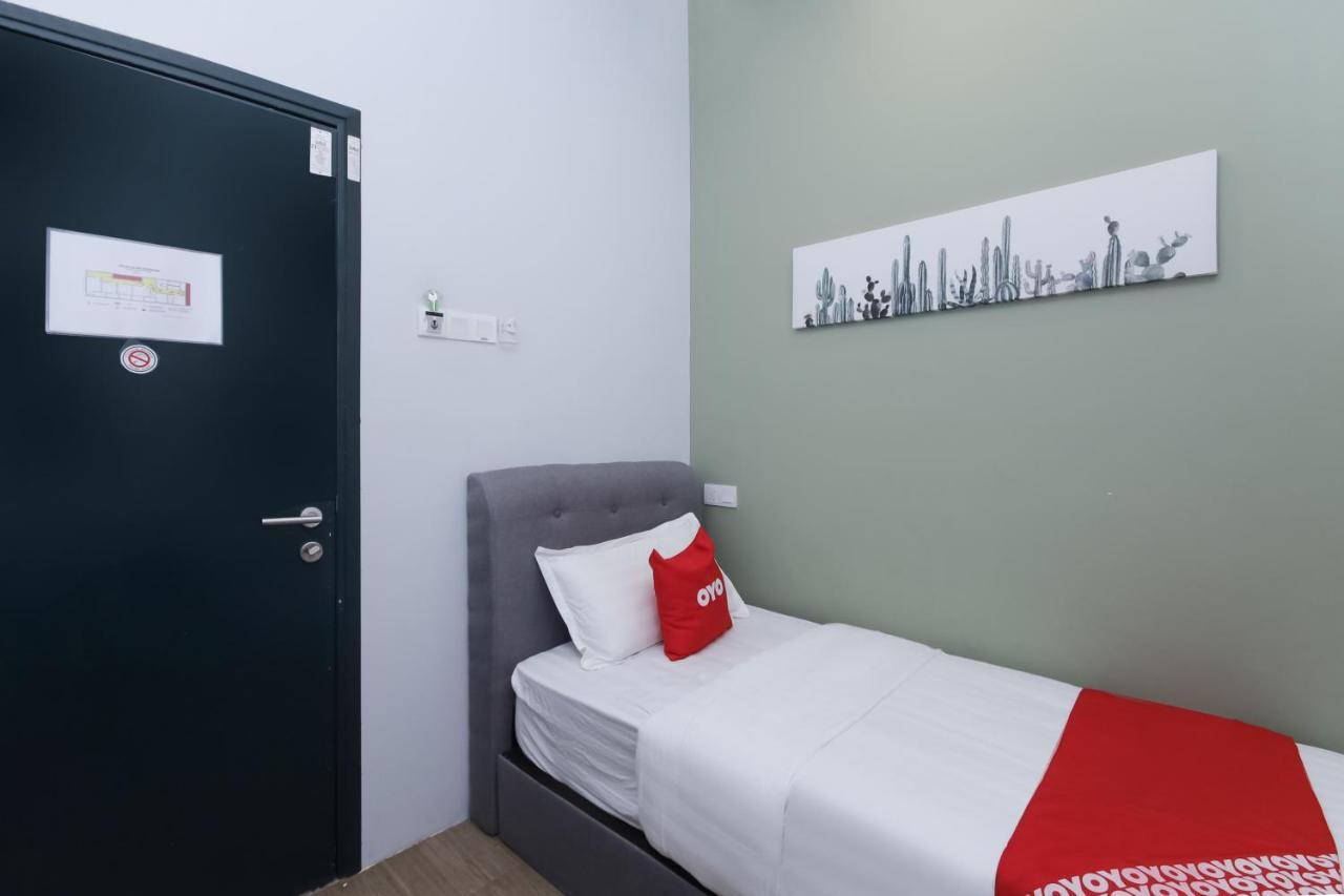 Oyo 90399 Green Home Hotel Syariah Sepang Bagian luar foto
